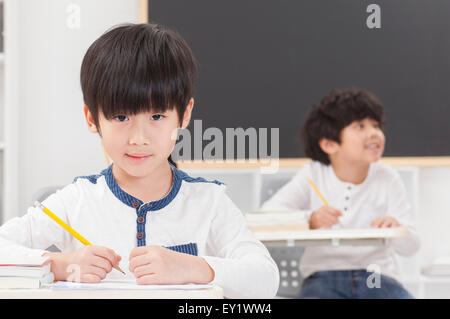 Des enfants assis dans la salle de classe et l'étude, Banque D'Images