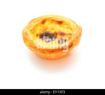 Tarte aux oeufs portugais unique sur un fond blanc Banque D'Images