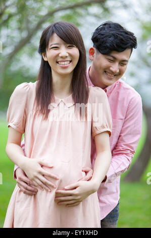 Faire place au jeune homme et femme enceinte heureusement, smiling Banque D'Images