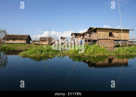 Des maisons sur pilotis traditionnelles au Lac Inle, l'État de Shan, Myanmar Banque D'Images