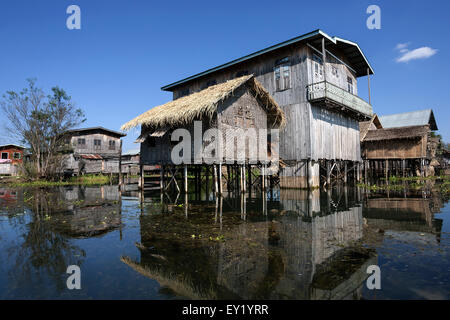 Des maisons sur pilotis traditionnelles au Lac Inle, reflet dans l'eau, l'État de Shan, Myanmar Banque D'Images