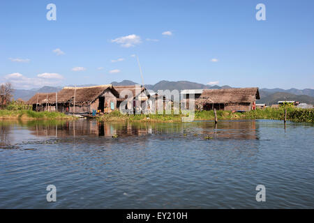 Des maisons sur pilotis traditionnelles au Lac Inle, l'État de Shan, Myanmar Banque D'Images