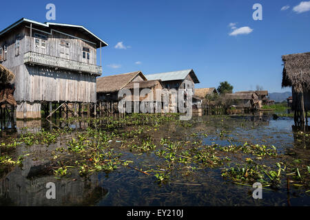 Des maisons sur pilotis traditionnelles au Lac Inle, l'État de Shan, Myanmar Banque D'Images