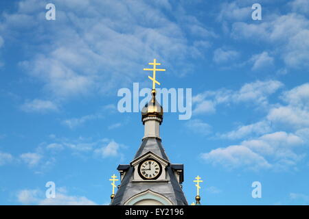 Symbole de foi et croire cireur crucifix sur le dôme de l'église orthodoxe de ciel bleu Banque D'Images