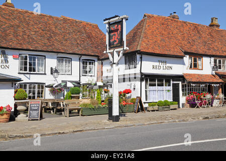 Le Red Lion Pub et Le Fournil Tea Rooms, Cranbrook, Kent, Angleterre. La Grande-Bretagne. UK Banque D'Images