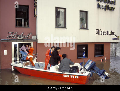 DEU, Allemagne, Cologne, les inondations du Rhin en janvier 1995, les hommes de l'économie allemande DLRG organisation live apporte hôtel gu Banque D'Images