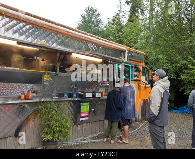 Les clients attendent de leurs commandes de Tacofino camion alimentaire, un restaurant pour emporter hautement cotées à Tofino, en Colombie-Britannique. Banque D'Images