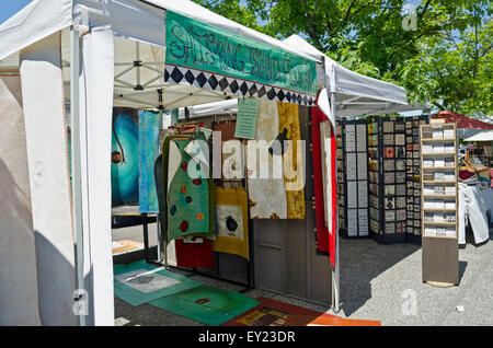 BC Samedi marché d'été - Salt Spring Art plancher cabine et autres cabines avec des produits créatifs réalisés par des artisans locaux. Banque D'Images