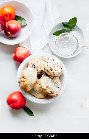 Scones aux bleuets servis avec fruits frais et sucre semoule Banque D'Images