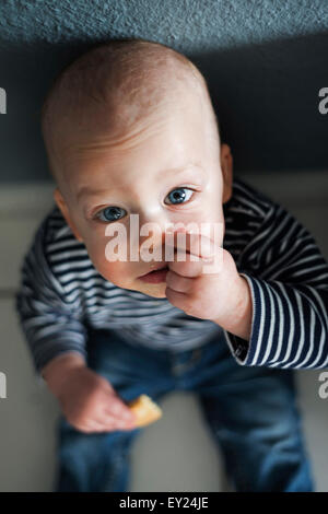 Portrait de frais généraux baby boy sitting on floor Banque D'Images