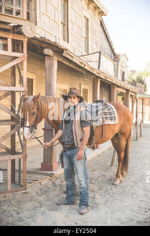 Portrait de cowboy et cheval sur l'ouest sauvage de cinéma, Fort Bravo, Tabernas, Almeria, Espagne Banque D'Images