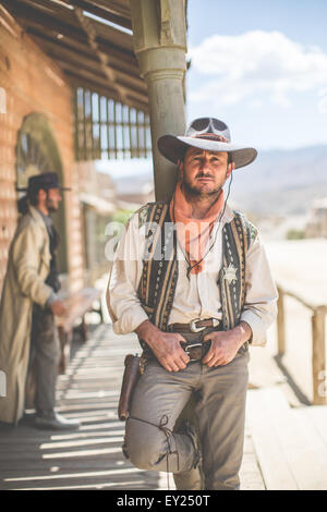 Portrait of cowboy appuyé contre le pilier de l'ouest sauvage de cinéma, Fort Bravo, Tabernas, Almeria, Espagne Banque D'Images