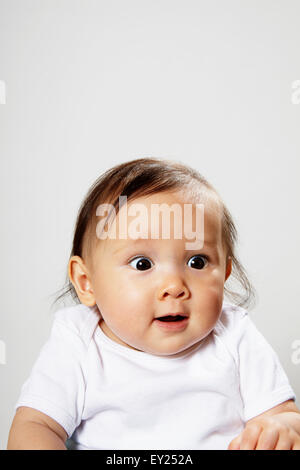 Portrait of baby girl à la surprise Banque D'Images