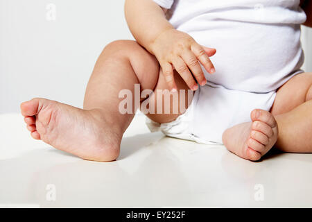 Les jambes du bébé, low section Banque D'Images