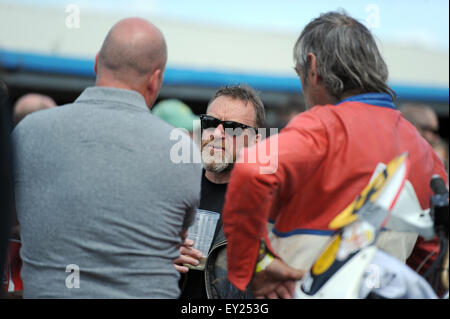 Kings Lynn, Norfolk, Royaume-Uni. 18/07/2015. Les foules dans les stands à la saleté Quake IV avec Guy Martin à l'arène. Flux d'Adrian Banque D'Images