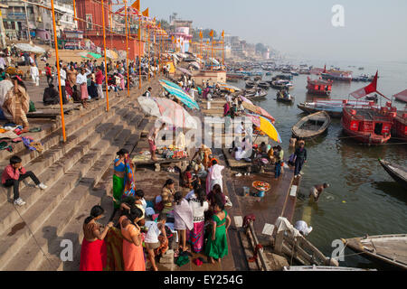 Echelle de pèlerins sur les ghats au bord du Gange à Varanasi Banque D'Images