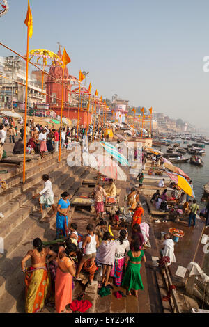 Echelle de pèlerins sur les ghats au bord du Gange à Varanasi Banque D'Images