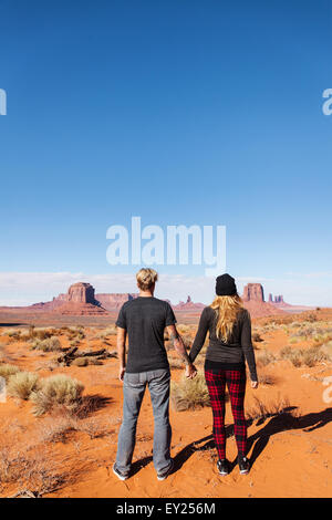 Vue arrière de l'couple holding hands, Monument Valley, Utah, USA Banque D'Images