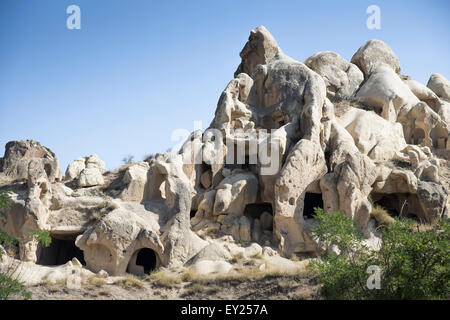 Avis de rock formation logements, village d'Uchisar, Cappadoce, Anatolie, Turquie Banque D'Images