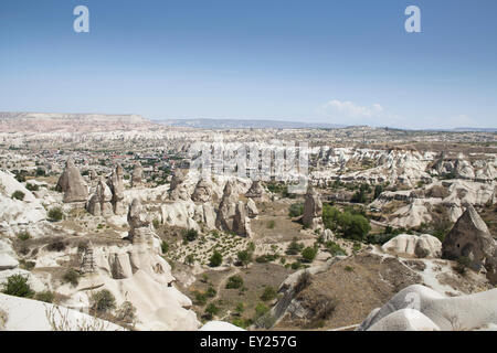 Vue éloignée sur rock formations, Cappadoce, Anatolie, Turquie Banque D'Images