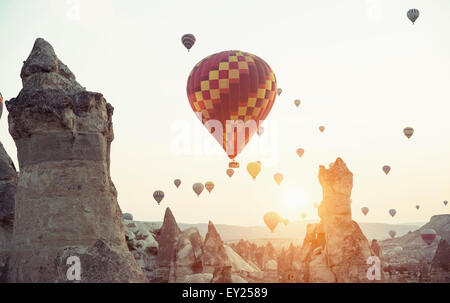 Ballons à air chaud au-dessus de formations de roche hoodoo, Cappadoce, Anatolie, Turquie Banque D'Images