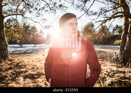 Portrait of young male hiker en forêt au bord du lac Banque D'Images