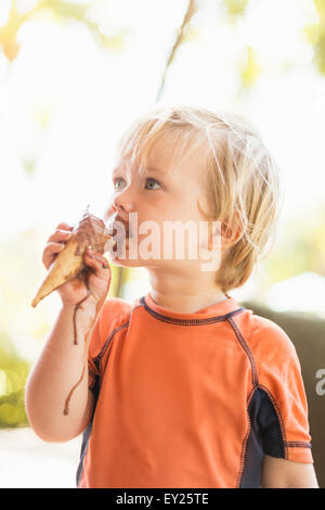 Boy enjoying ice cream cone Banque D'Images