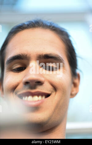 Jeune homme, smiling, low angle view Banque D'Images