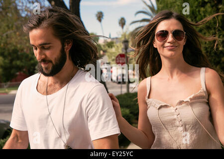 Jeune couple en train de marcher le long street Banque D'Images