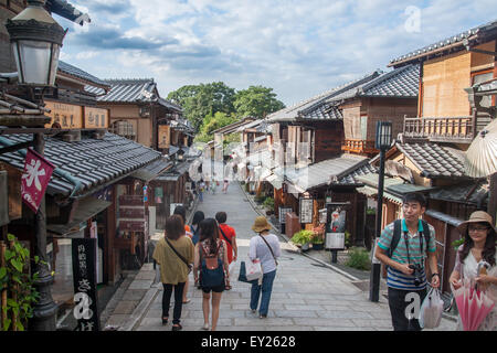 KYOTO, JAPON - 29 juin 2015 : les touristes à pied dans une rue entre le Temple Kiyomizu-dera et Temple Kōdai-ji. Banque D'Images