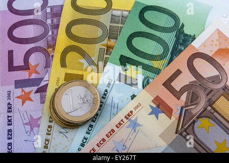 Euros (EUR) pièces de monnaie et de billets. 50, 100, 200 et 500 Euro note avec quelques pièces en euro sur le dessus. Banque D'Images