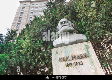 Karl Marx Berlin, vue d'une statue de Karl Marx, à l'extrémité ouest de la Karl Marx Allee dans le quartier Friedrichshain de Berlin, Allemagne. Banque D'Images