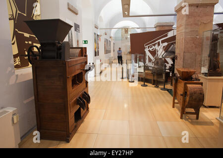 Machines de traitement de fèves de cacao dans le chocolat Museum Museu de la Xocolata à Barcelone, Catalogne, Espagne Banque D'Images