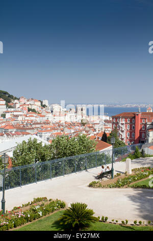 Vue panoramique de Lisbonne du Miradouro de São Pedro de Alcântara, Portugal Banque D'Images