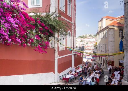 Terrasse touristique dans le Barrio Alto, Lisbonne, Portugal Banque D'Images