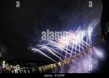 D'artifice sur le lac de Lugano dans une soirée d'été vu lakefornt Lavena-Ponte de de Tresa, Lombardie - Italie Banque D'Images