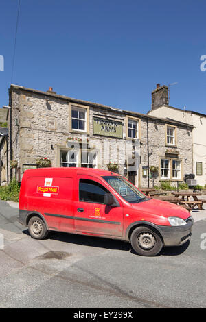 Royal Mail véhicule de livraison à l'extérieur d'un pub, Yorkshire, Angleterre, Royaume-Uni Banque D'Images