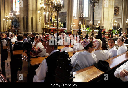 Les participants à la 49e Festival International de Folklore à la messe du dimanche dans la cathédrale de Zagreb, Croatie Banque D'Images