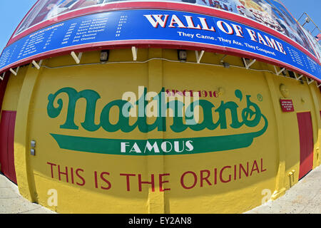 Un objectif fisheye vue du Nathan's signe sur Stillwell Avenue, à Coney Island, Brooklyn, New York Banque D'Images