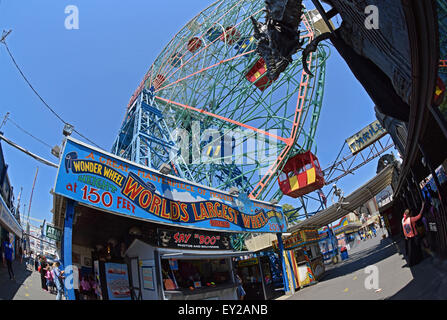 Un objectif Fisheye view de la Wonder Wheel dans Coney Island, Brooklyn, New York Banque D'Images