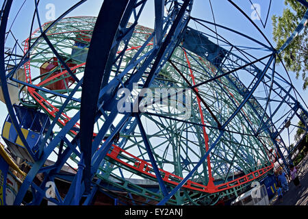 Une vue inhabituelle de la Wonder Wheel à Coney Island à Brooklyn, New York Banque D'Images