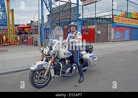 Un policier américain d'patrouille sur une Harley Davidson à Coney Island, Brooklyn, New York Banque D'Images