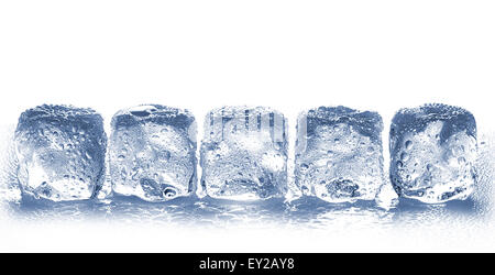 Des cubes de glace avec de l'eau gouttes close-up isolé sur fond blanc Banque D'Images