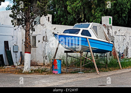 Bateau peint à Livadia, Tilos. Banque D'Images