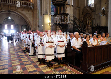 Les participants à la 49e Festival International de Folklore à la messe du dimanche dans la cathédrale de Zagreb, Croatie Banque D'Images