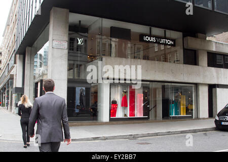 Knightsbridge, Londres, Royaume-Uni. 20 juillet, 2015. Le luxe Louis Vuitton store sur Sloane street dans le quartier à la mode de Knightsbridge a été attaqué par des voleurs de nuit Crédit : amer ghazzal/Alamy Live News Banque D'Images