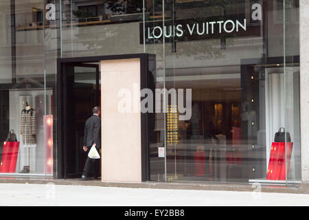 Knightsbridge, Londres, Royaume-Uni. 20 juillet, 2015. Le luxe Louis Vuitton store sur Sloane street dans le quartier à la mode de Knightsbridge a été attaqué par des voleurs de nuit Crédit : amer ghazzal/Alamy Live News Banque D'Images