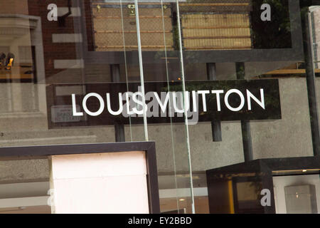 Knightsbridge, Londres, Royaume-Uni. 20 juillet, 2015. Le luxe Louis Vuitton store sur Sloane street dans le quartier à la mode de Knightsbridge a été attaqué par des voleurs de nuit Crédit : amer ghazzal/Alamy Live News Banque D'Images