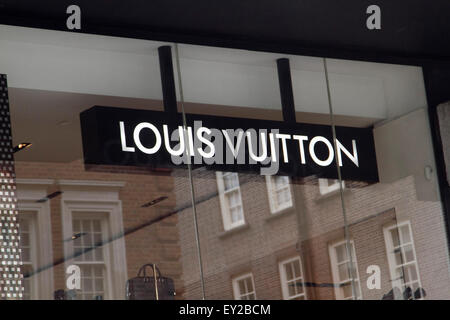 Knightsbridge, Londres, Royaume-Uni. 20 juillet, 2015. Le luxe Louis Vuitton store sur Sloane street dans le quartier à la mode de Knightsbridge a été attaqué par des voleurs de nuit Crédit : amer ghazzal/Alamy Live News Banque D'Images