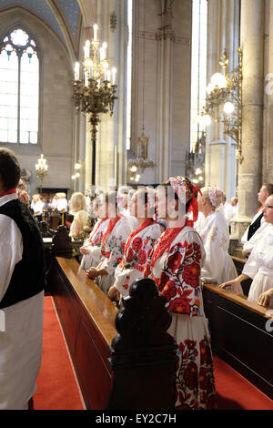 Les participants à la 49e Festival International de Folklore à la messe du dimanche dans la cathédrale de Zagreb, Croatie Banque D'Images